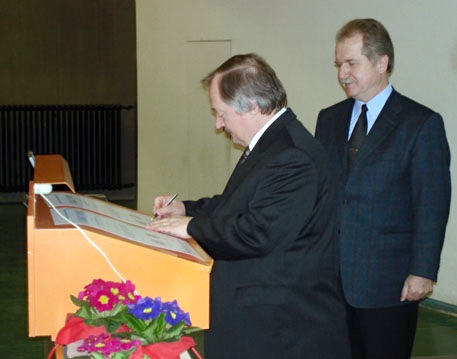 Der Universitätspräsident Professor Dr. Axel Haase und der Präsident der Bayerischen Landesapothekerkammer Johannes M. Metzger unterzeichnen die Gründungsvereinbarung über die Zusammenarbeit bei der Ausbildung und Fortbildung von Apothekern auf dem Gebiet der Klinischen Pharmazie.