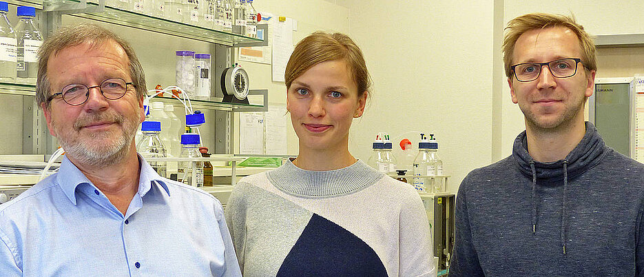 Sie leiten das neue Forschungsprojekt zum Drug-Monitoring bei einer Krebstherapie mit Kinase-Inhibitoren (von links): Professor Hartwig Klinker, Dr. Nora Isberner und Professor Oliver Wahl. (Bild: Ulrike Lenker / Uniklinikum Würzburg)