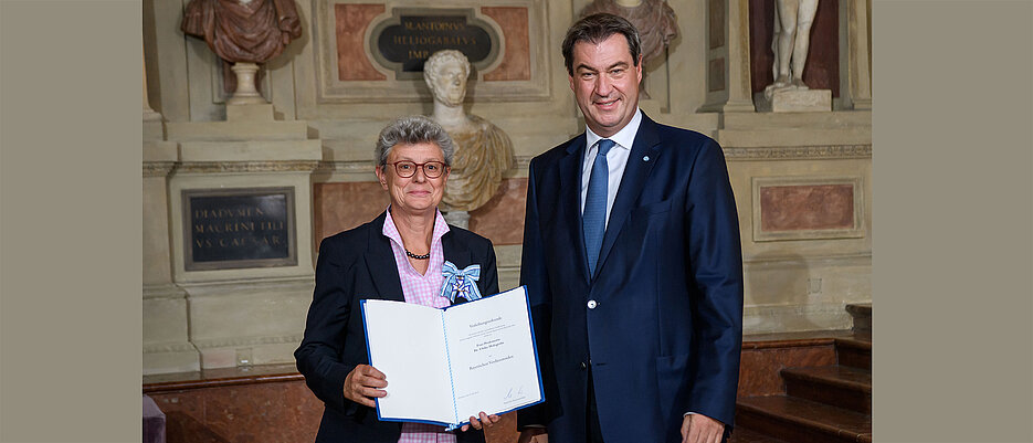 Professorin Ulrike Holzgrabe bekommt von Bayerns Ministerpräsident Markus Söder den Bayerischen Verdienstorden 2019 verliehen. (Foto: Bayerische Staatskanzlei)