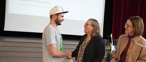 Valentin Zitzmann erhält Glückwünsche