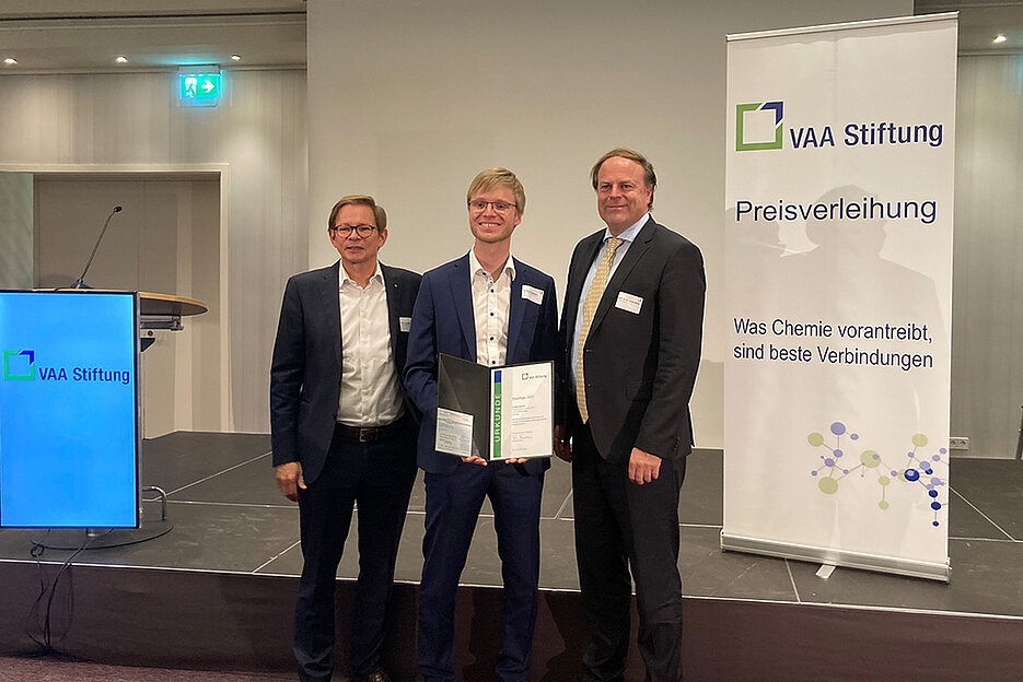 Prof. Dr. Lorenz Meinel und Dr. Niklas Hauptstein bei der Preisverleihung auf der VAA-Jahreskonferenz in Mannheim 