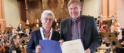 Professorin Ulrike Holzgrabe wurde zur Ehrenbürgerin ernannt. Die Laudatio hielt Vizepräsident Matthias Bode.